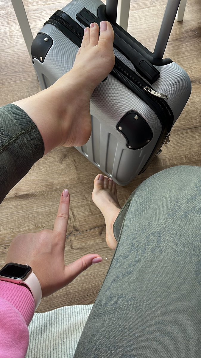 Für mich geht’s am WE in den Urlaub ✈️🚢⚓️
Für dich Idiot heißt das natürlich Arbeit, los mach mich glücklich! Und du weißt wie😂 Tanz an und bring Spaß mit 😈

Ps.:Vielleicht finde ich ja gefallen an dem Gedanken, dass mir jemand am  Flughafen etwas vorbei bringen darf💸😈