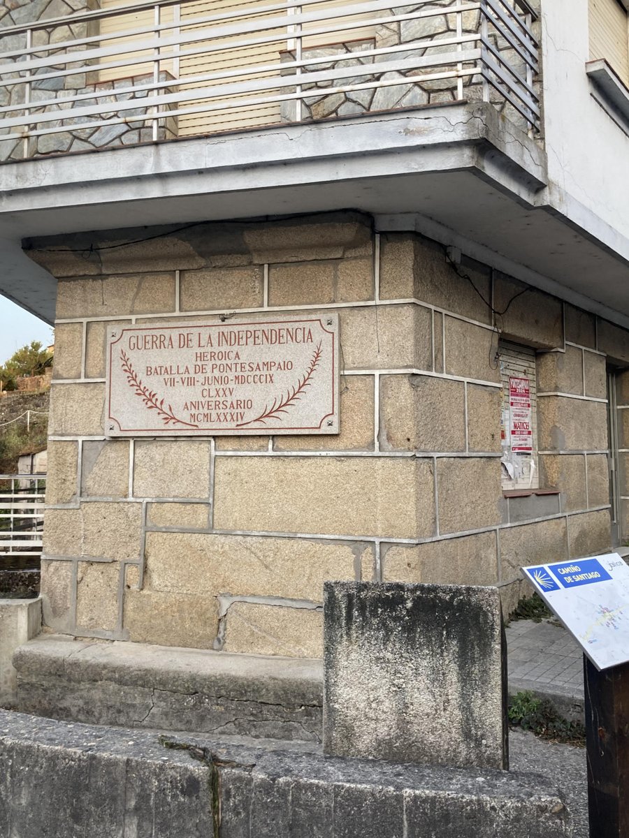 johnnythin's tweet image. In June 1809 Spanish forces under Pablo Morillo defeated the French army by the medieval bridge at Ponte Sampaio. There's a plaque at the site and a grander memorial in Pontevedra. The Peninsular War may be little known in Britain these days but it matters here.
#caminoportugues