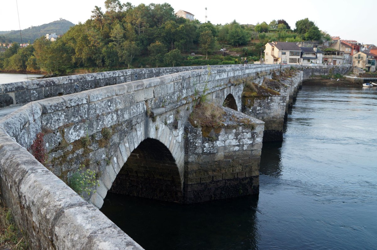 johnnythin's tweet image. In June 1809 Spanish forces under Pablo Morillo defeated the French army by the medieval bridge at Ponte Sampaio. There's a plaque at the site and a grander memorial in Pontevedra. The Peninsular War may be little known in Britain these days but it matters here.
#caminoportugues