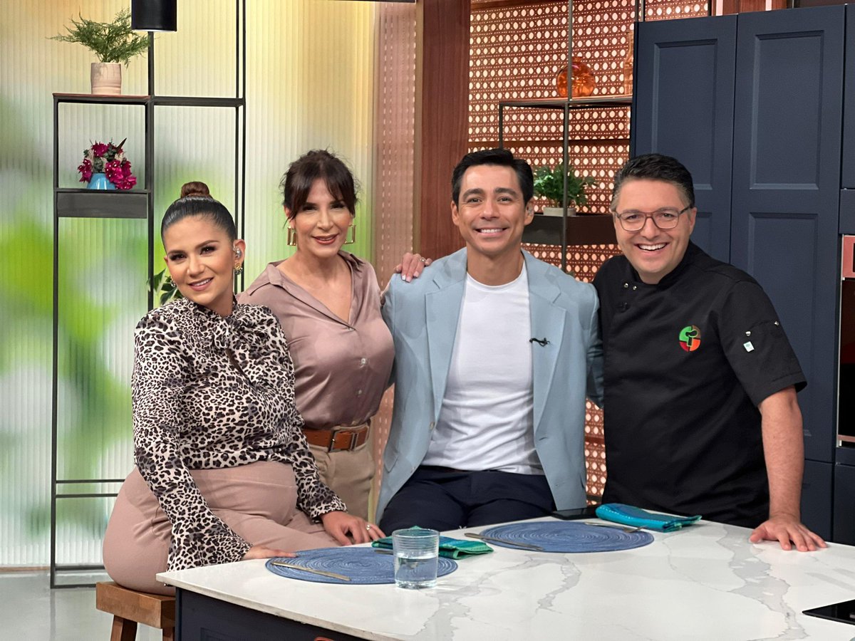 La cocina en nuestra casita de #PortadasAlDía ☀️ es el lugar preferido de todos, comer rico y compartir con el mago de la cocina <a href="/Merlingessen/">Merlin Gessen</a> es la mejor manera de comenzar la mañana. Continúa compartiendo con nosotros visitando #VenevisionPlay 📲 get.venevisionplay.com ✨