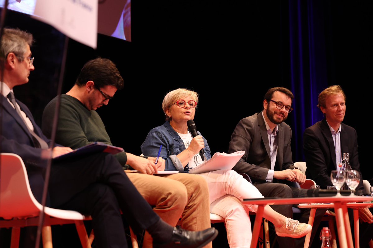 PetitesVilles's tweet photo. 🏠« Face à la crise du logement, les maires des @PetitesVilles agissent à tous les étages »

👉 Riches échanges entre les députés @ArthurDelaporte et @HHuwart, les maires @AnneGallo56 et Jean-Michel Perret, @jeanlucvidon de @UnionHlm et @DavidDjaiz https://t.co/KunhPwiAJ6