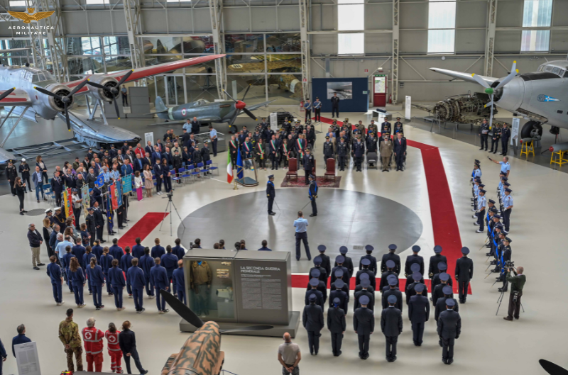 ItalianAirForce's tweet photo. Ieri, sull’antico idroscalo di Vigna di Valle (RM), la cerimonia di cambio di comando del Centro Storiografico e Sportivo dell’#AeronauticaMilitare tra il Comandante uscente, Colonnello Luigi Barbagallo e quello subentrante, Colonnello Dario Bovino.
🗞️ https://t.co/SH5YhM7fW9 https://t.co/NGrkPLkUMe