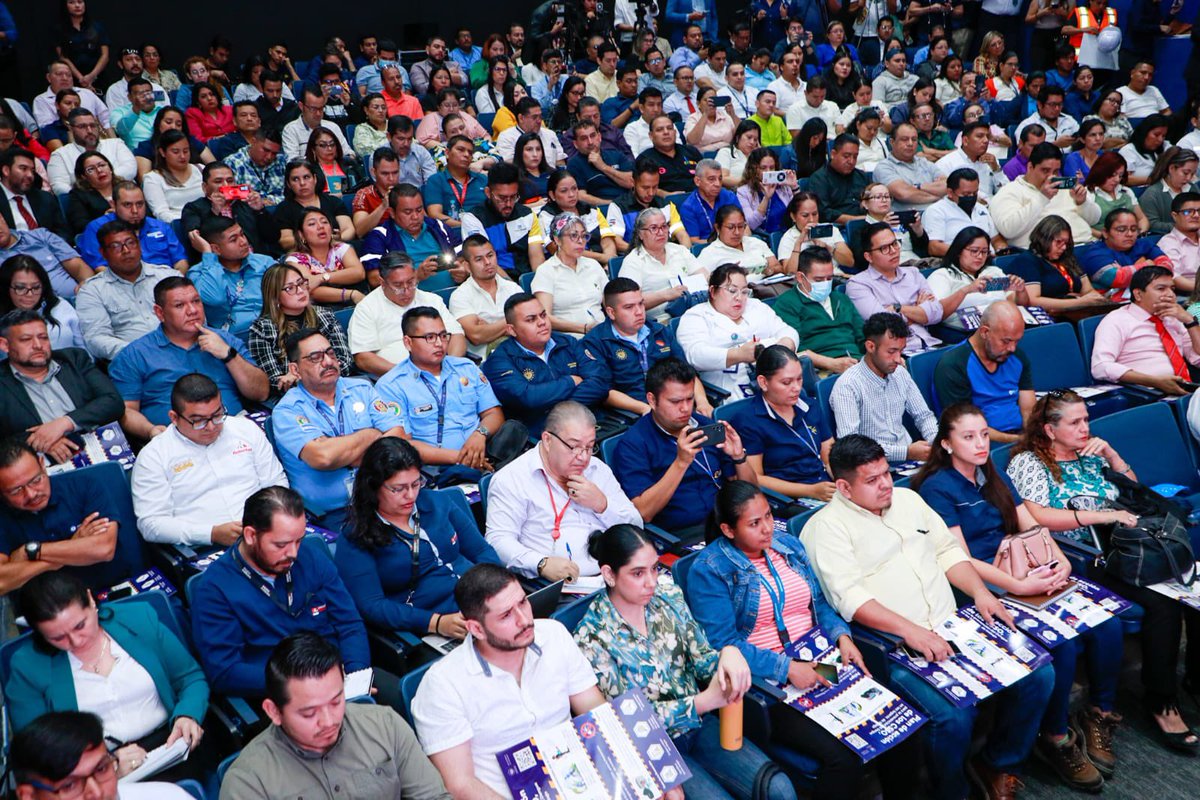 RolandoCastroSv's tweet photo. El día de ayer nos reunimos con más de 1,400 Comités de Seguridad y Salud Ocupacional de todo el país, públicos y privados. 

Juntos trabajaremos de manera articulada para garantizar ambientes laborales más seguros.

Nuestro país está en plena transformación, y dentro de este cambio, uno de los pilares fundamentales es la protección de la clase trabajadora.

No se trata solo de cumplir con leyes, se trata de preservar vidas humanas, de asegurar que cada salvadoreño regrese a casa, junto a su familia. 

La vida de un trabajador no tiene precio, y desde el Ministerio de Trabajo, reafirmamos nuestro compromiso de hacer todo lo necesario para evitar que estas tragedias ocurran.