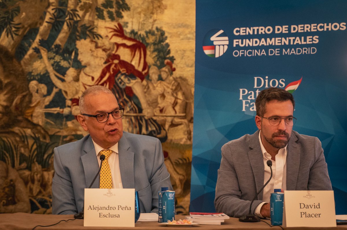 El_Centro_DF's tweet photo. 🕊️“Yo estoy esperanzado, hay que luchar, no es fácil. Va a ser muy duro, pero yo estoy muy optimista.”
@PenaEsclusa, uno de los #wokebusters de @alapjogokert durante su ponencia en el panel sobre Venezuela🇻🇪, junto con @EdmalyMT y @dplacer. https://t.co/i77W18egHc