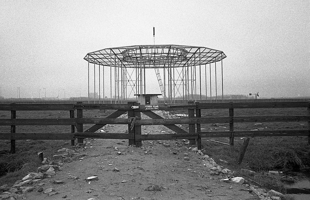 'Uit de oude doos - <a href="/rotterdam/">Gemeente Rotterdam</a>':  Baken vliegveld Zestienhoven in de Schiebroekse Polder' (Wildersekade). <a href="/RTHA_Nieuws/">Rotterdam The Hague Airport</a> Wie weet nog in welk jaar dit was? We hadden nog 01891.