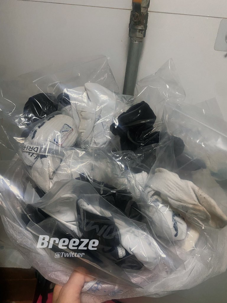 最近迷恋穿黑袜 黑袜打完球汗渍能更明显 🐶磨损发亮的脚底   来闻闻