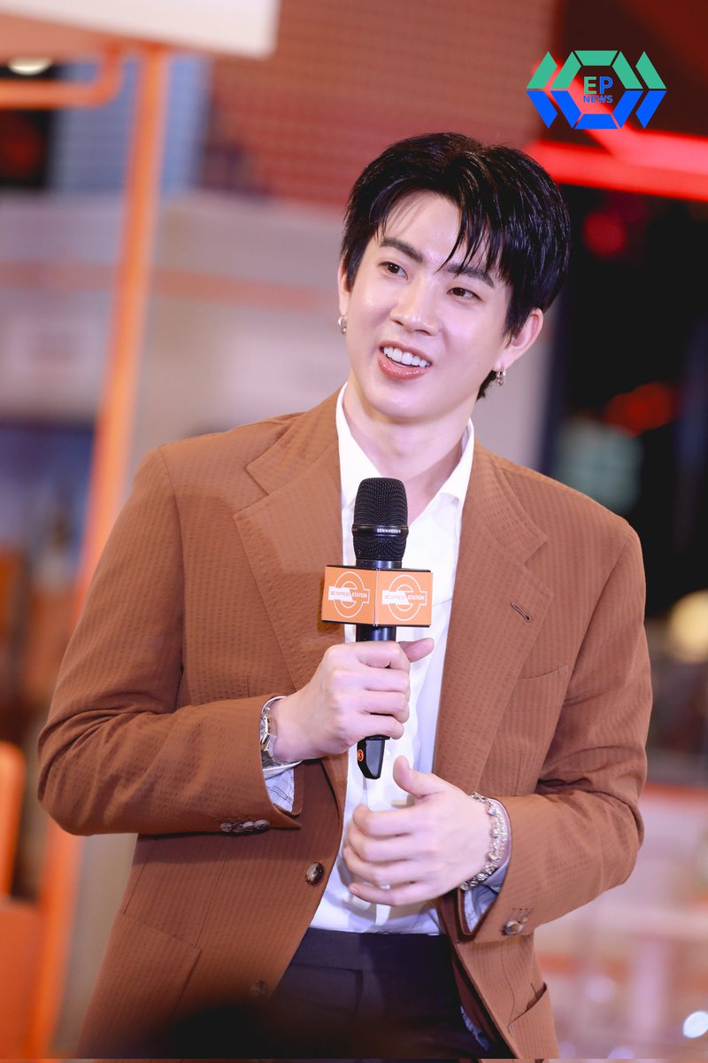 epnewsonline's tweet photo. #EPNEWS "ออฟ จุมพล" ร่วมงานแถลงข่าวเปิดตัว "SC Express Station ลดด่วน ขบวนสุดคุ้ม" @ Emsphere
#offjumpol #OffGun
#SCXOffGun
#SCExpressStation
#SCassetSmart https://t.co/GITW8ZEMmG