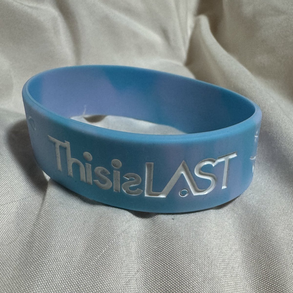 rock_m0's tweet photo. ずーっと念願だったlastのラババンやっと手に入れたー！！グッズのセンス良すぎて他にもいっぱい買っちゃった🫶🏻
#ThisisLAST
#scoop https://t.co/EyxGZ9JjBn