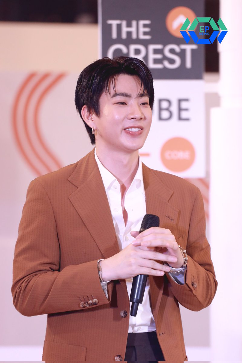 epnewsonline's tweet photo. #EPNEWS "ออฟ จุมพล" ร่วมงานแถลงข่าวเปิดตัว "SC Express Station ลดด่วน ขบวนสุดคุ้ม" @ Emsphere
#offjumpol #OffGun
#SCXOffGun
#SCExpressStation
#SCassetSmart https://t.co/hTGZhGA54q