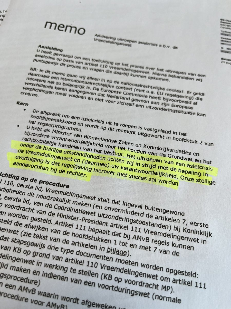 fonslambie's tweet image. Ambtenaren: het uitroepen van een asielcrisis is in strijd met de wet “en uw verantwoordelijkheid” (de verantwoordelijkheid van de minister). Volgens ambtenaren sneuvelt het dan bij de rechter. #APB