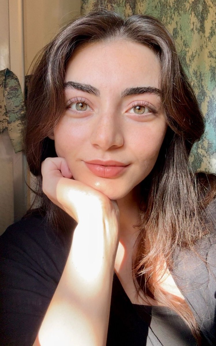 xanim2210's tweet photo. Çok güzel kadın fakat yanlış dizide oynamaya devam ediyor 😔🌸

#özgetörer https://t.co/DaTMg2P0Fk