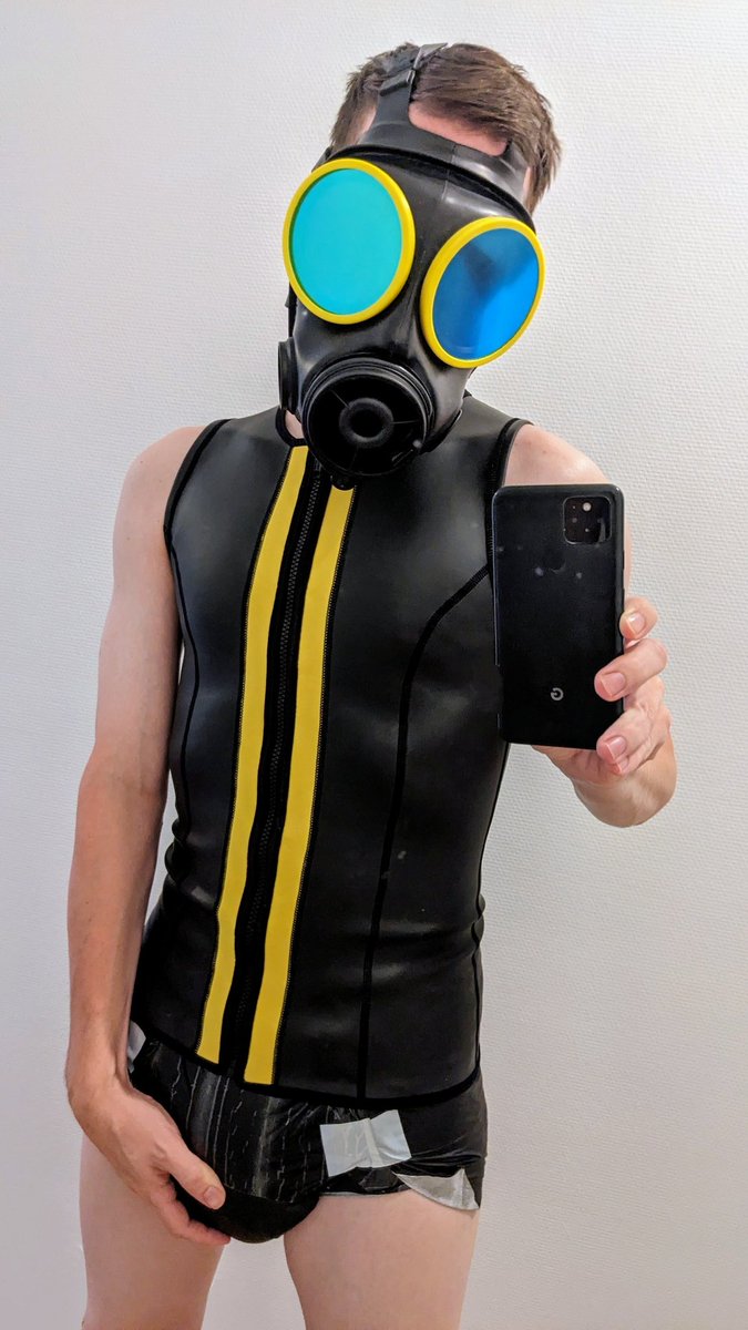 Come to sniff it, boy!