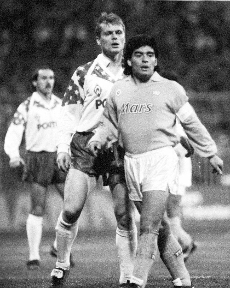 werderbremen's tweet photo. 📖 Archiv: Werder Bremen gegen den Favoriten SSC Neapel. Wynton #Rufer und Co. trafen auf Diego #Maradona. Der Gewinner im Achtelfinale 1989/90 des UEFA-Cups: Unser SV Werder. 💚
Der Wimpel als Erinnerung an diese großen Spiel. 😍
Wuseum 👉 https://t.co/SFjV4gfSOA
#Werder https://t.co/doLJITP7Ux