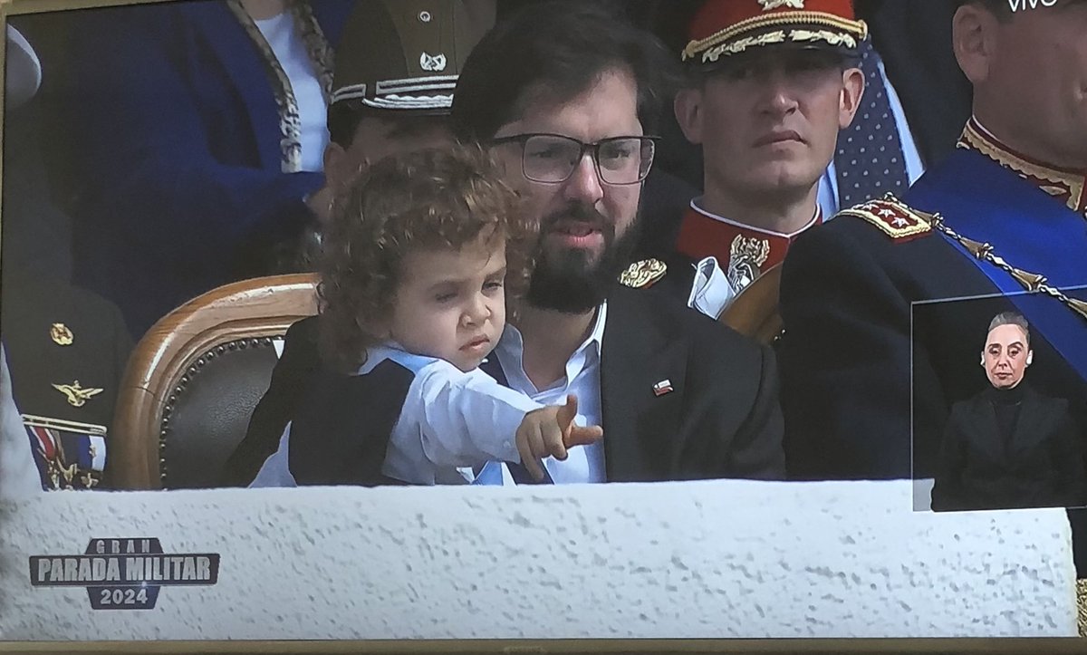 CataVelascoK's tweet image. La falta de respeto de este tipo es “TOTAL” 🤦‍♀️ que alguien le explique en qué consiste una Ceremonia Protocolar #GranParadaMilitar #GloriasDelEjército #EjercitoDeChile #214Años #FueraBoric 📢