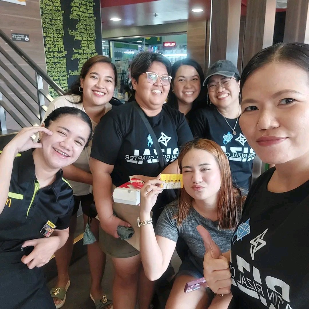 SB19_Rizalenios's tweet photo. McDonald's x SB19 Photocards SECURED! 

Shoutout sa mga nakasama namin at kay ate na crew na A'tin. It was nice meeting you all po. ✨👋🏻 

📸 Photo credits to CraftsyArb, AVRIL, Lenie Orendain, and Phoemela. 

@SB19Official @McDonalds
#SB19 #AtinToChickenMcDo #AtinRizalChapter https://t.co/3dNhXOLTNW