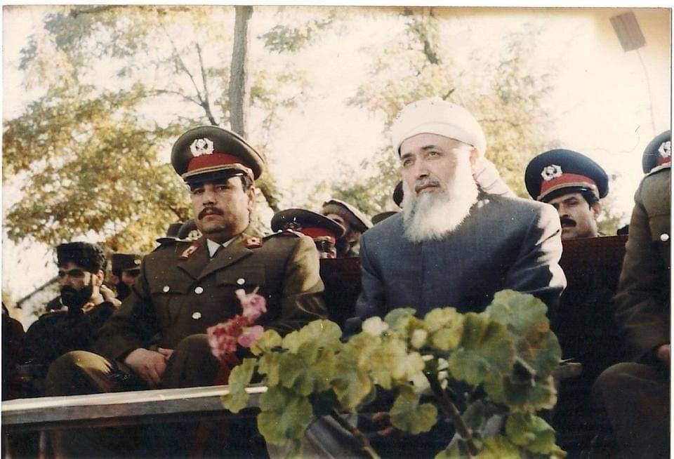 شهید استاد ربانی، رئیس جمهور آگاه و خردمندی بودند.
مفتخرم که به عنوان یک نظامی و سرباز، در کنارشان قرار داشتم. تاریخ داوری خواهد کرد که چه کسانی او و اقتدار مردم و هویت ما را فروختند تا که شهیدش ساختند. روح شان شاد