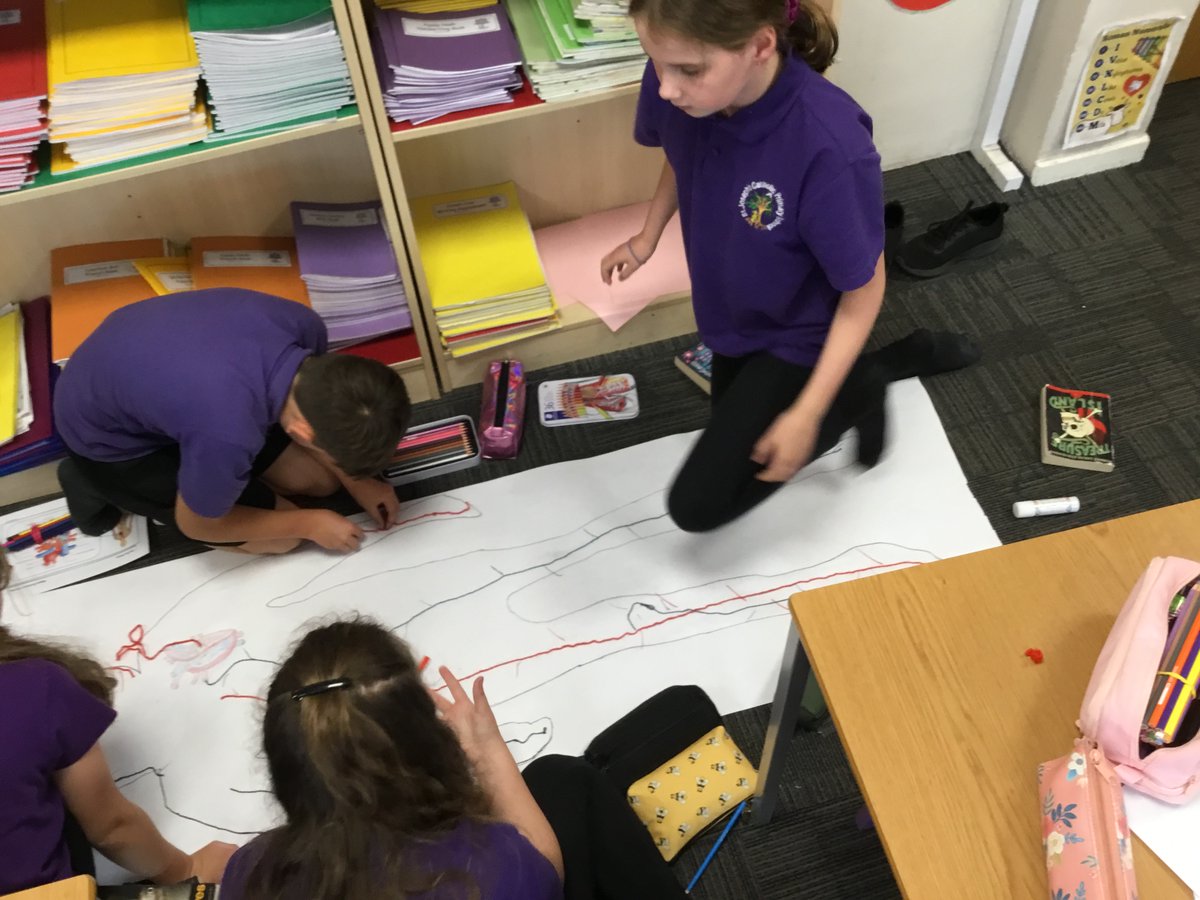 StJoesLichfield's tweet image. Exploring how nutrients and water travel through the body! 🌍💡 Our class had an exciting hands-on lesson today, creating life-size circulatory system diagrams and even finding their own pulse! ❤️💪#STEM #Science #CirculatorySystem