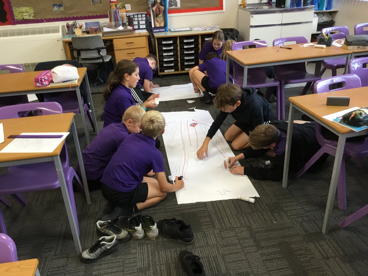 StJoesLichfield's tweet image. Exploring how nutrients and water travel through the body! 🌍💡 Our class had an exciting hands-on lesson today, creating life-size circulatory system diagrams and even finding their own pulse! ❤️💪#STEM #Science #CirculatorySystem