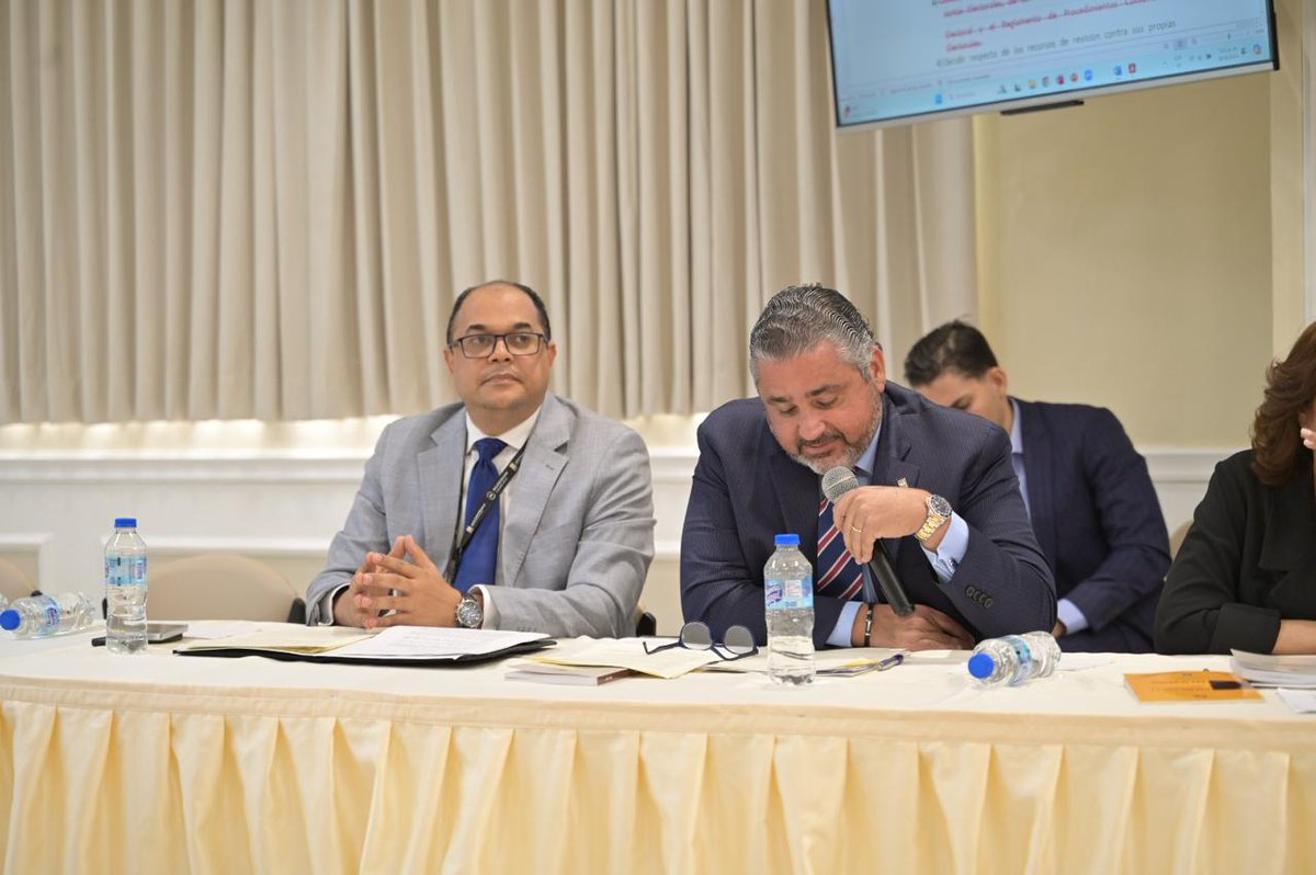 Los miembros del #PlenoJCE, Rafael Vallejo, Dolores Fernández y <a href="/samirchamiisa/">Samir Chami Isa</a> e integrantes del <a href="/TSElectoral_RD/">TSERD</a> se reunieron con la Comisión de Justicia y Derechos Humanos del <a href="/SenadoRD/">Senado de la República Dominicana</a>, quienes conocen el proyecto de ley que modifica la Ley 29-11, orgánica del #TSE. ⬇️