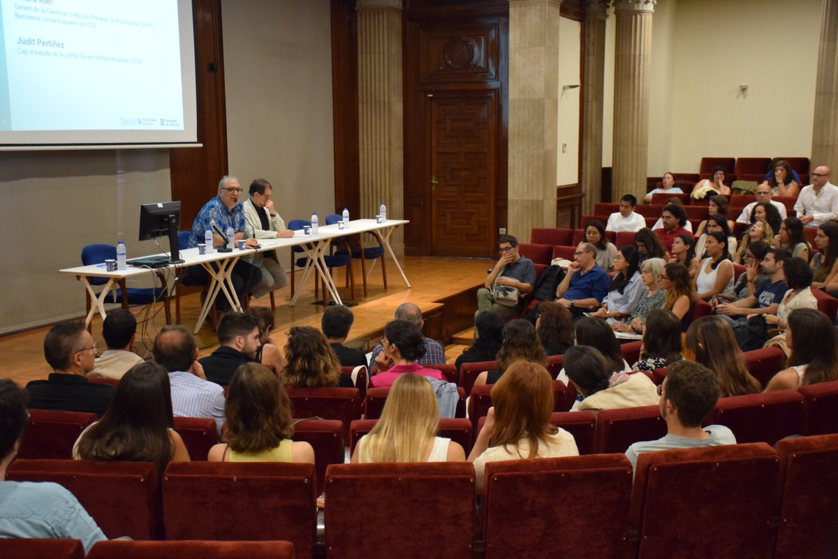 primariaicscat's tweet photo. Podeu gaudir dels moments més destacats de la 15a Jornada de #RecercaAPBCN per a Residents de Medicina a través de la galeria d'imatges: presentació, conferència inaugural, projectes de recerca i de salut comunitària, entrega de premis i acte de comiat.
https://t.co/Zm7j9R78mh https://t.co/mHOePHaemU