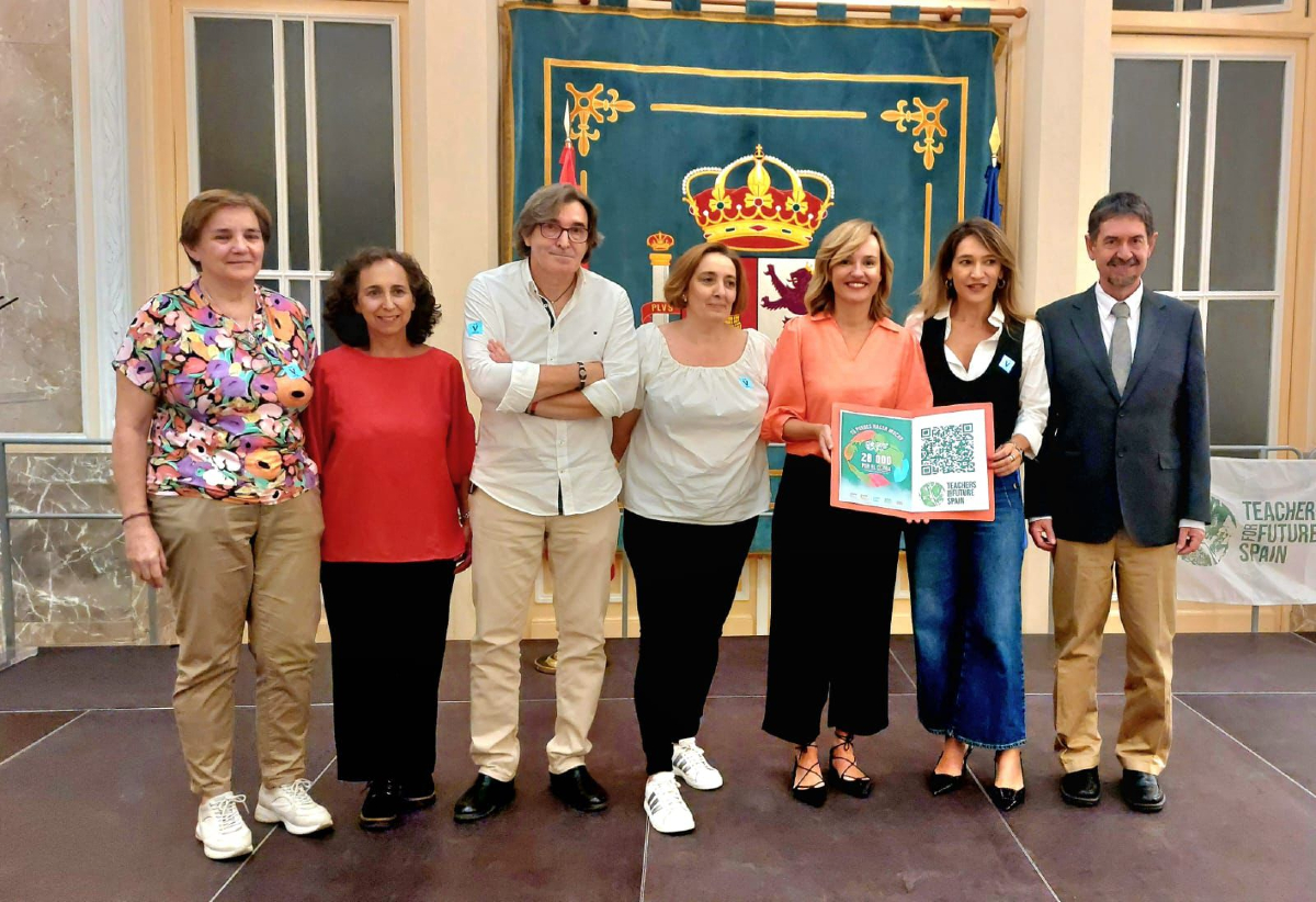 EFEverde's tweet photo. "28.000 por el clima" la guía docente de Teacher for future España frente a la crisis climática
https://t.co/XUzHG0NLTo #TFFS @MiriamLeiros @rtoril #ceneam #ceapa @Pilar_Alegria @arturolarena @EFEverde https://t.co/k9011ndsPp
