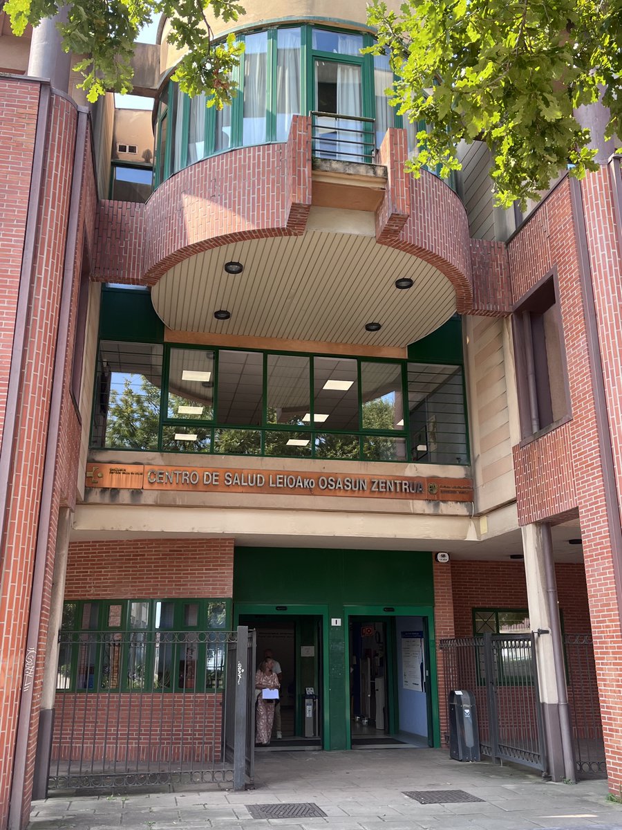 🔴(eu) #Leioa-ko #OsasunZentroa-n izan gara LeioAktiba #JardueraFisikoa-ren #OrientazioZerbitzu-ra deribazioak nola egin azaltzen. 
🔵(es) Hemos estado en el #CentroDeSalud de Leioa explicando cómo derivar al #ServicioDeOrientación #ActividadFísica #LeioAktiba.
#PertsonaAktiboak