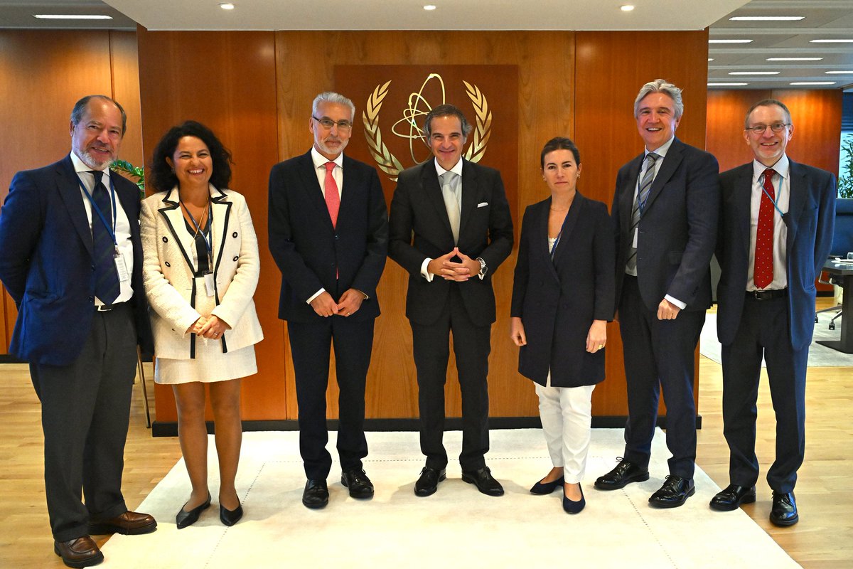 CSN_es's tweet photo. 🗣️España ha subrayado la importancia de las convenciones en el ámbito del @iaeaorg durante su declaración oficial en la 68ª Conferencia General del OIEA.

📔Además el presidente del #CSN se ha reunido con @rafaelmgrossi hoy para revisar su agenda conjunta: https://t.co/1VWTSP1xpH https://t.co/vtjdwN9plw