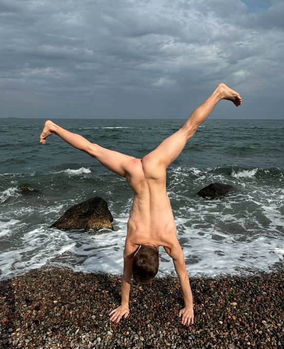 🤸 https://t.co/XM3lit9Kaa https://t.co/WGHEJzgHl2