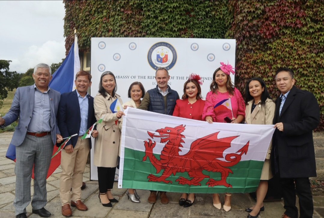 ABUHB R&D Department (@abuhb_research) on Twitter photo One of our Senior Research Nurse Specialists <a href="/reginareyes92/">ReginaReyes</a> recently went, along with other Filipino nurse colleagues in the Health Board, to visit Lea Hurst, childhood home of Florence Nighingale! It was an amazing opportunity.
Regina is Chair of <a href="/PNA_UKnurses/">PHILIPPINE NURSES ASSOCIATION UK 💙</a>
Cymru. One of our Senior Research Nurse Specialists <a href="/reginareyes92/">ReginaReyes</a> recently went, along with other Filipino nurse colleagues in the Health Board, to visit Lea Hurst, childhood home of Florence Nighingale! It was an amazing opportunity.
Regina is Chair of <a href="/PNA_UKnurses/">PHILIPPINE NURSES ASSOCIATION UK 💙</a>
Cymru.