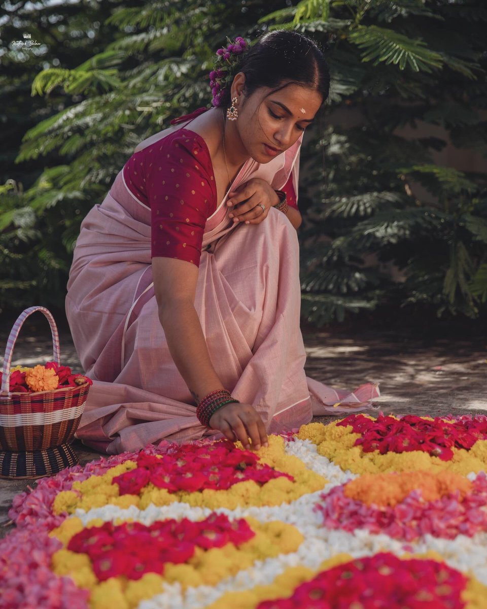 #LatePost

എല്ലാവർക്കും എൻ്റെ ഹൃദയം നിറഞ്ഞ ഓണാശംസകൾ🍀🌺🌸

Camera 📸: @karthickbalann 
ArtDecor🖼️: @hariharan___art 
MUA 💄: #SelfTag
Venue: @priyaaudhay_offi ‘s

#onam #celebration #flower #pookolam