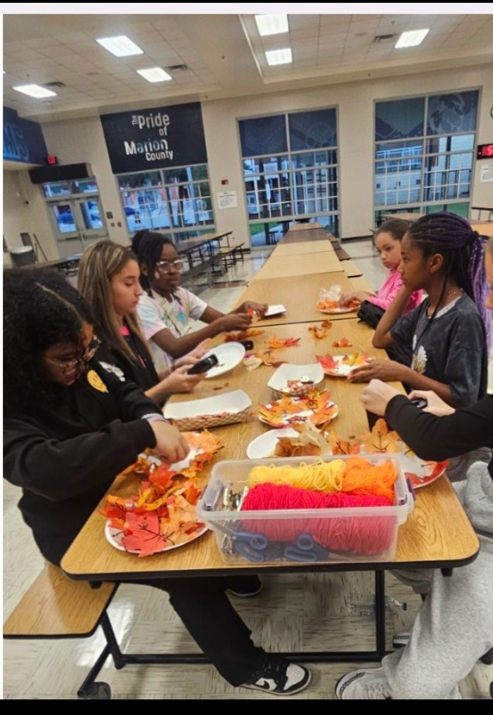 MarionExtDay's tweet image. Fall is right around the corner and the temperature is dropping!  To celebrate, MAP @LMSLibertyPride made festive fall wreaths.