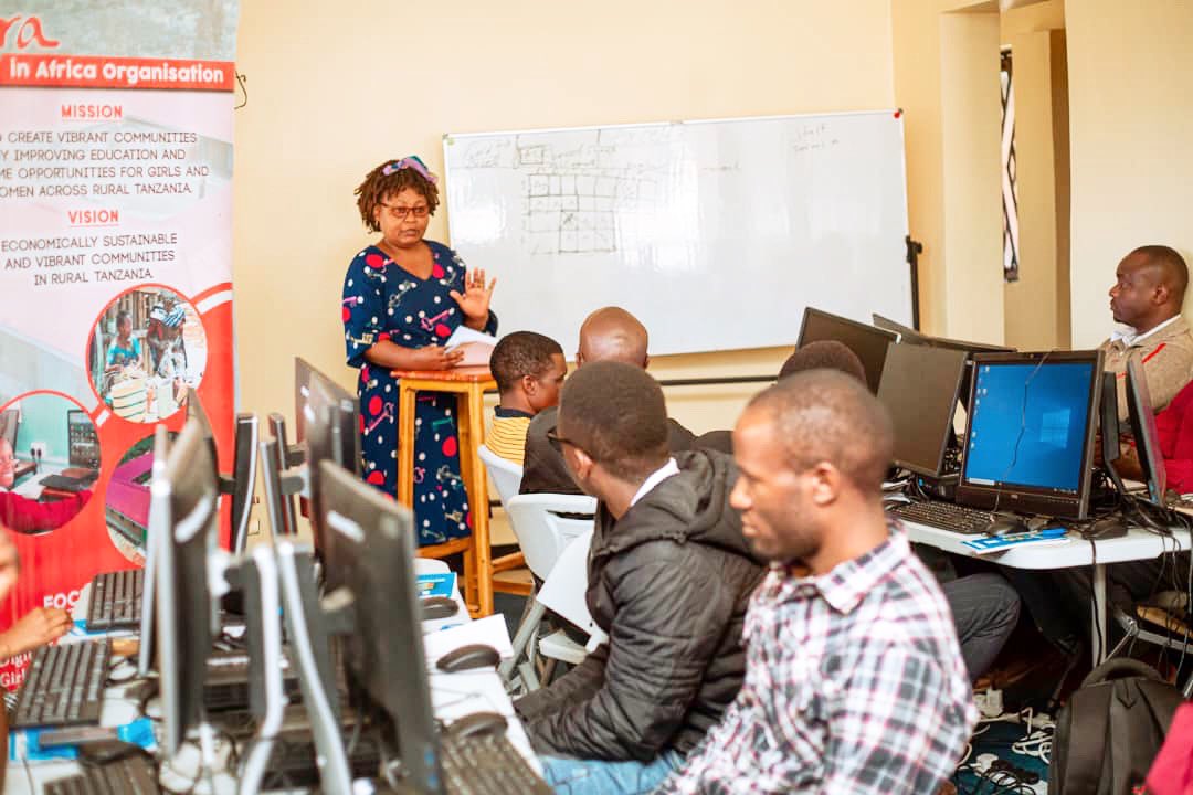 Lyra Programs manager discussing the internet policy with teachers during the teachers refresher training at Taifa Hub.

#Lyra #internetpolicy #teacherstraining #taifahub