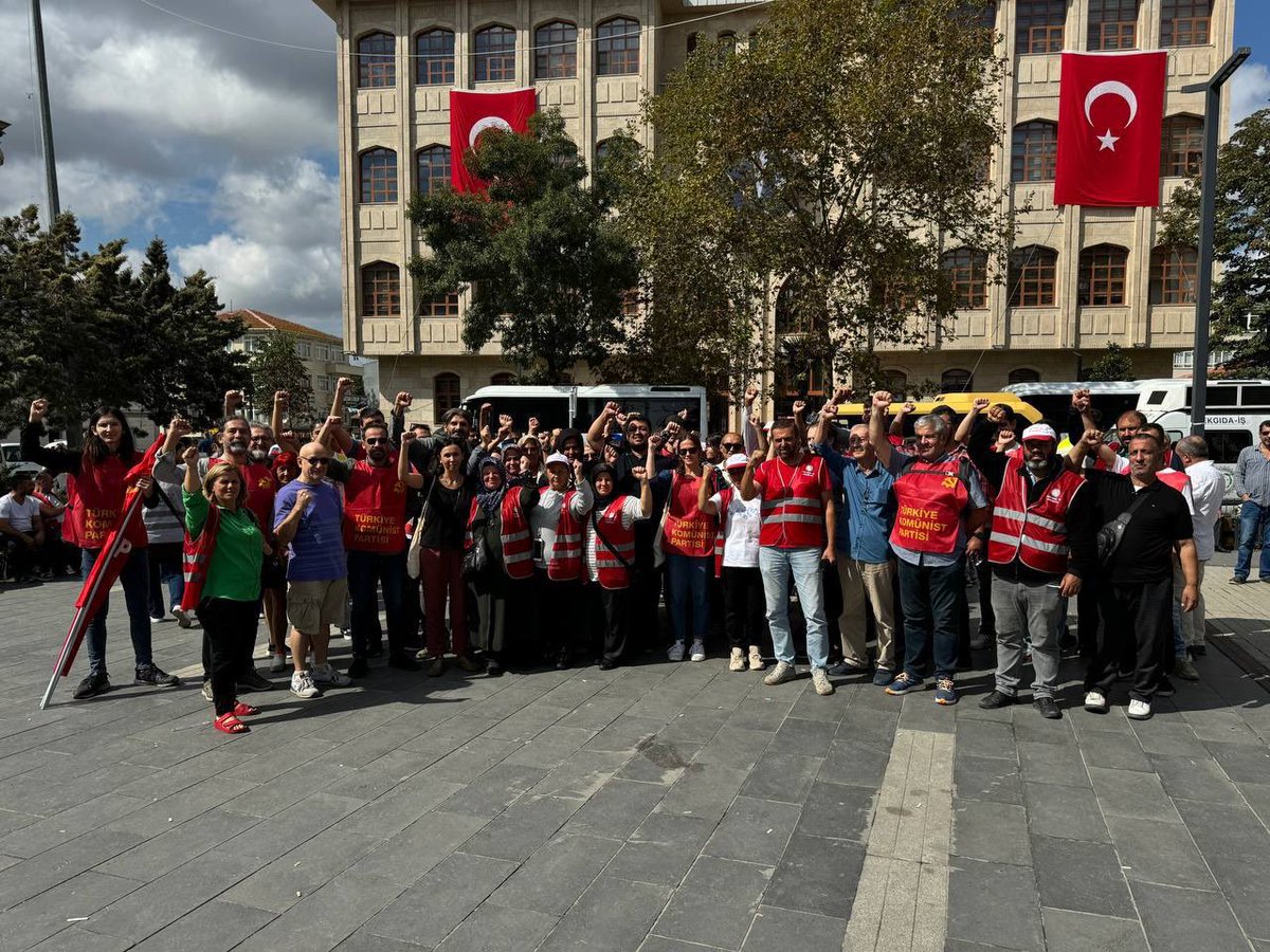 senemdorukk's tweet photo. Bugün haklarına sahip çıkmak için greve çıkan As Plastik işçilerinin ve tüm baskılara rağmen üç gündür Çatalca Kaymakamlığı önünde gece-gündüz demeden nöbet tutan Polonez işçilerinin mücadelesine destek verdik.

@Asplastikiscisi kazanacak! 
#polonezişçisikazanacak! https://t.co/bZiUQNq8zn