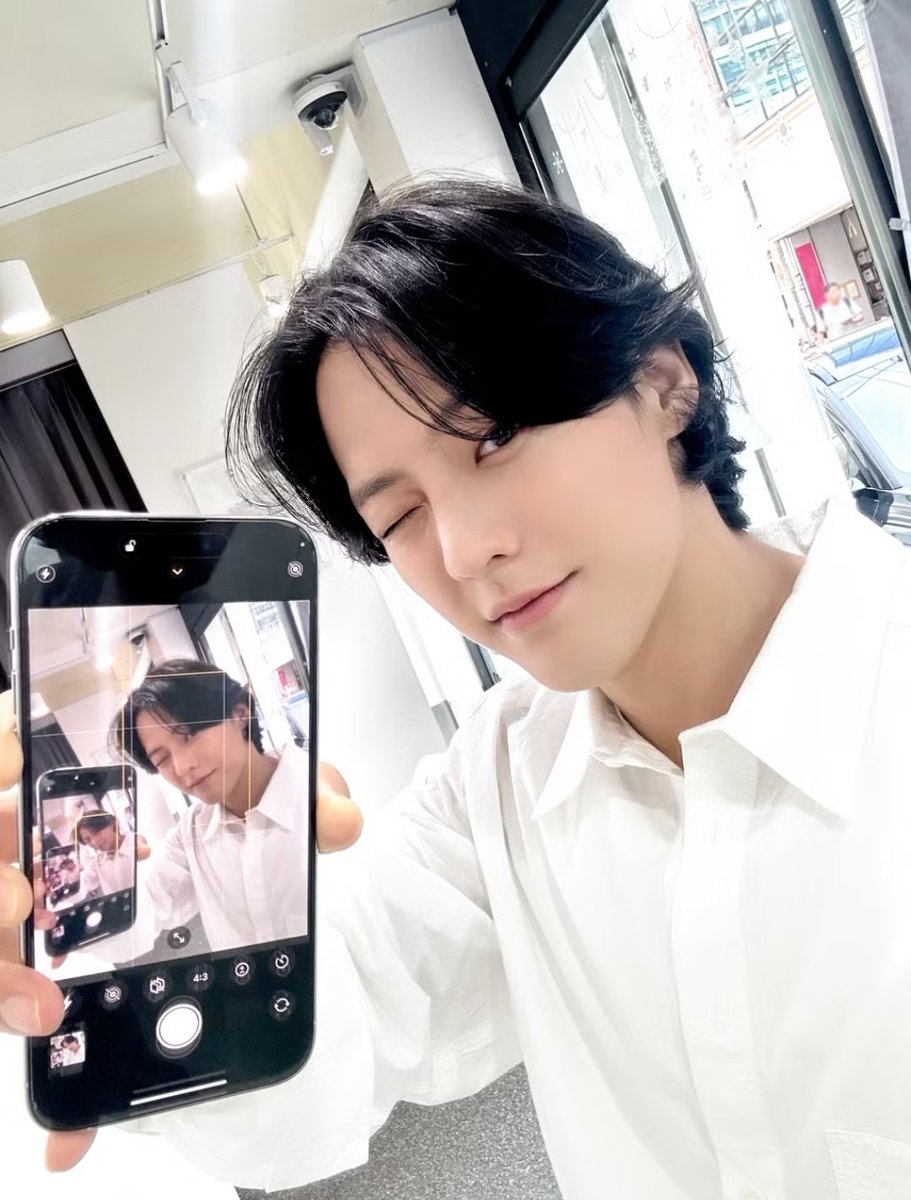 mindle29's tweet photo. 비투비 중 유일한 성공 거울셀카 https://t.co/aoPfi34XLS