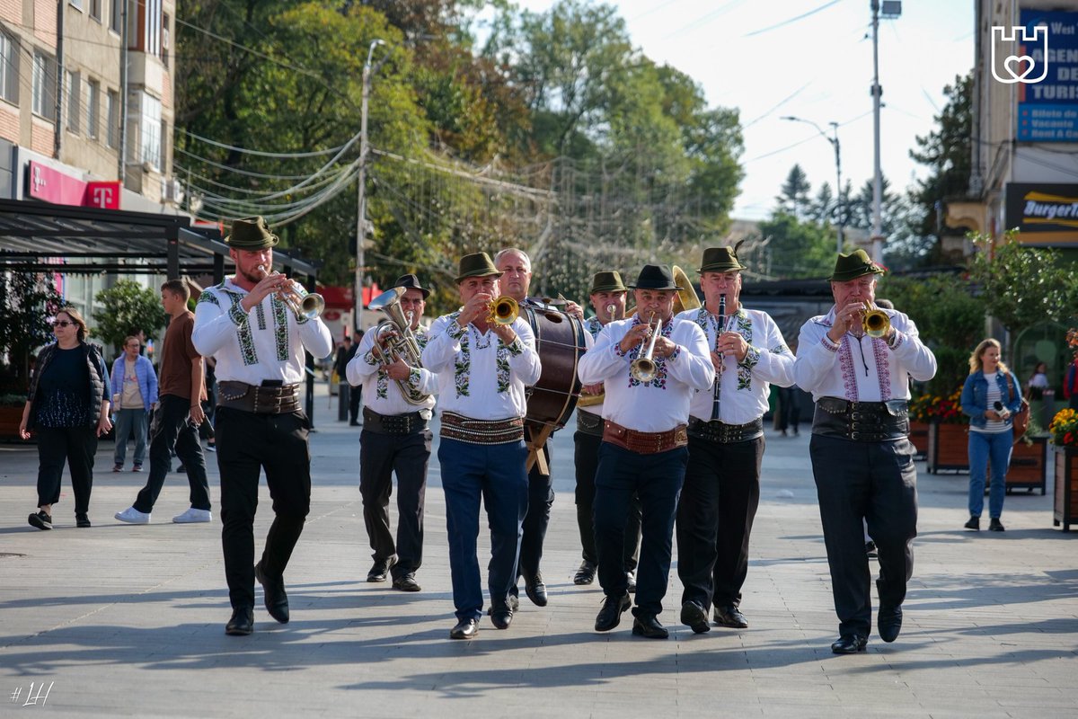 Harsovschi's tweet photo. O nouă ediție a Târgului de toamnă “Produs în Bucovina”, organizată la inițiativa Consiliului Județean Suceava, începe astăzi. 🍂

Vă așteptăm în număr cât mai mare să “gustați” din frumoasa Bucovină. 

#Suceava #TârgDeToamnă #LH https://t.co/gUStMq0r7Q