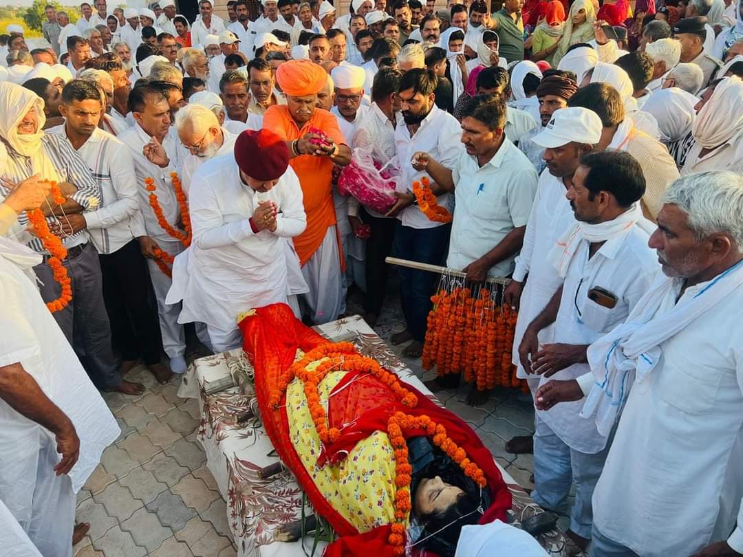 अंतिम दर्शन 😭😭😭😭
आपके विचार संघर्ष और संस्कार सदैव ज़िंदा रहेंगे 

अंतिम दर्शन प्रियंका जी बिश्नोई के गाँव सुरपुरा में 👏👏
#सादर_नमन 👏👏