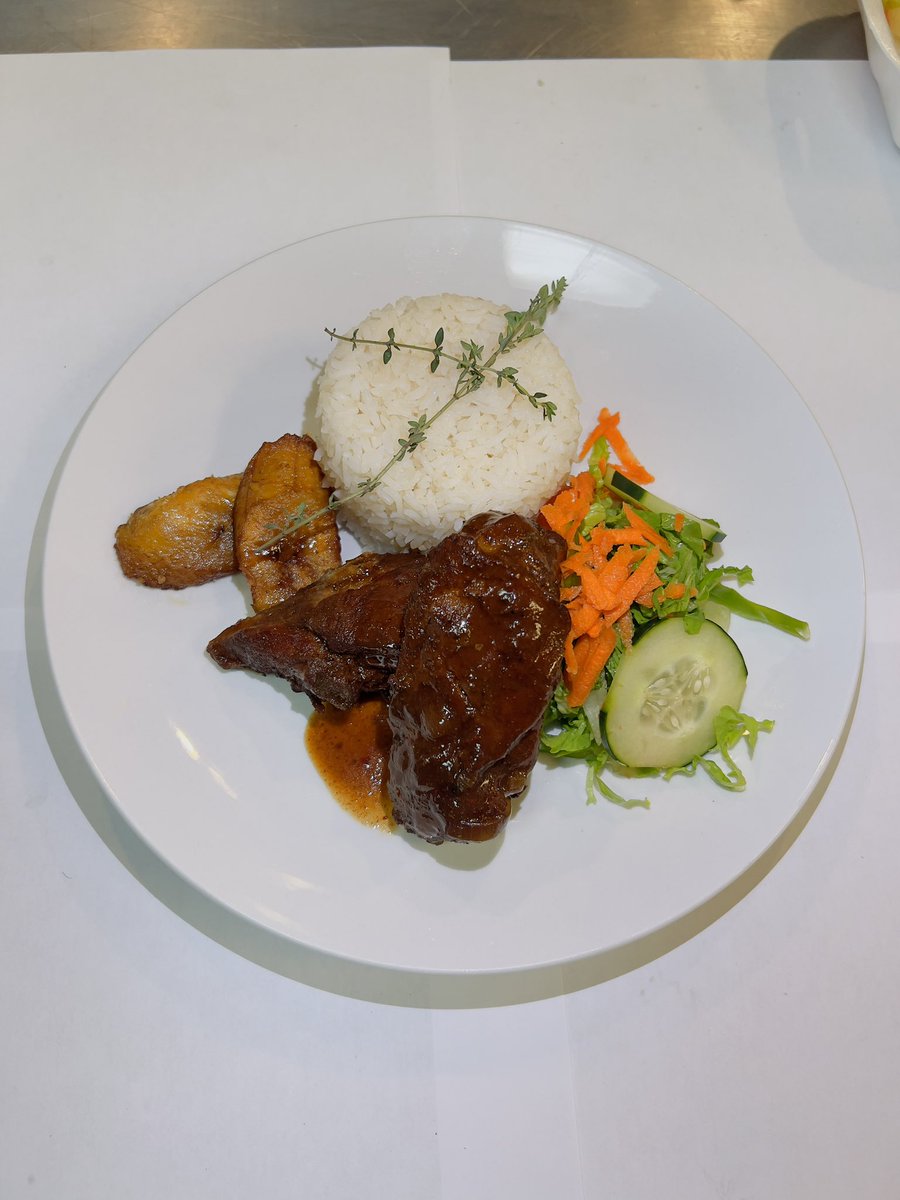 fatbwoy_876's tweet image. Just another day in the office! 
#chef #plating #Foodie