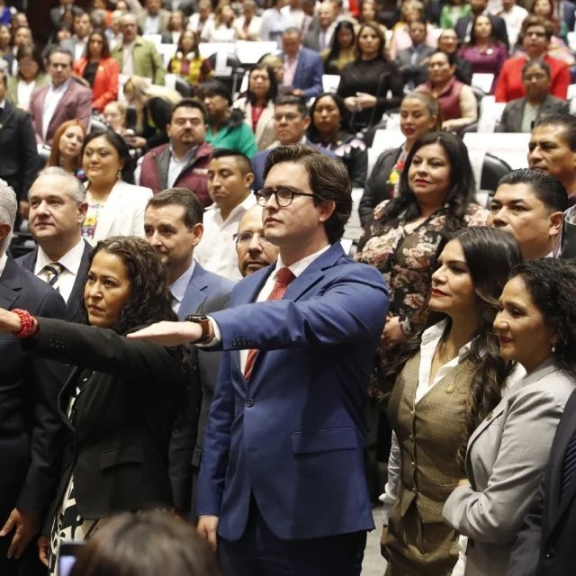 Juan_OrtizMX's tweet photo. 🗳️📌 SEBASTIÁN EBRARD RINDE PROTESTA COMO DIPUTADO FEDERAL

Sebastián Ebrard Lestrade, sobrino del futuro secretario de Economía Marcelo Ebrard, asumió ayer su cargo como diputado federal por la Quinta Circunscripción.

Ebrard Lestrade ocupó la curul en representación de Colima, tras la aprobación de la licencia de Vidal Llerenas Morales, exalcalde de Azcapotzalco y cercano a Marcelo Ebrard.