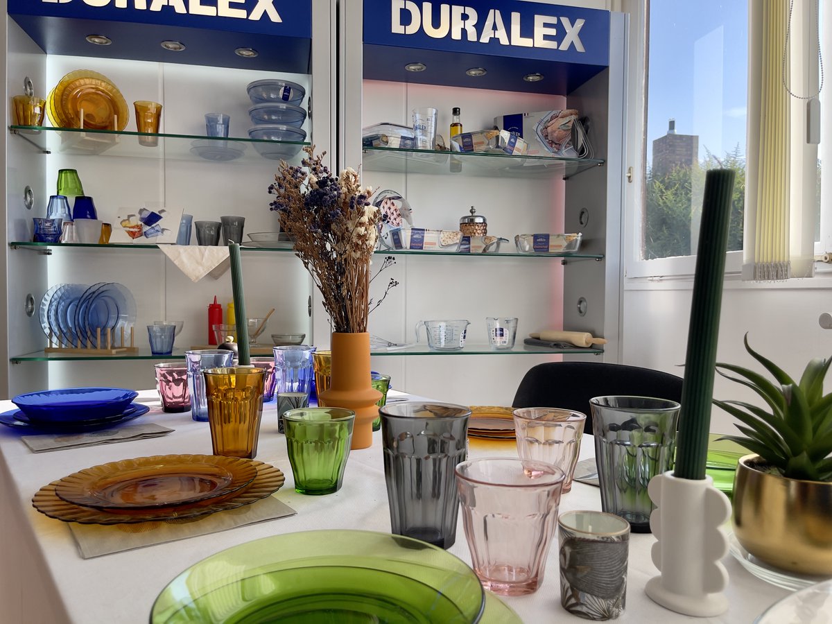 RCValdeLoire's tweet photo. 🥛📣 La @RCValdeLoire et La Poste lancent une opération de soutien à @Duralex, parrainée par @bernstephane 💛

🗓️ Dès le 15 novembre, retrouvez les produits dans 136 bureaux de Poste en région et sur le site de l'entreprise : offrez-les pour Noël 🎁😉

🔗 https://t.co/AIGUpSTRrH https://t.co/NwJYGwkIBo