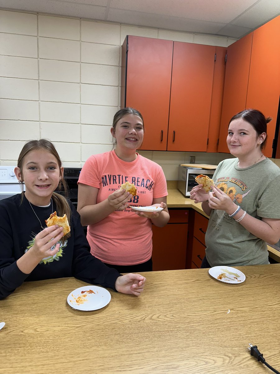 zeps_fcs's tweet photo. What better way to learn about quadrants than with our Tortilla Hack Lab! @OSLN @NobleLocal_SD #ZepSTEM @AppSTEMCollab https://t.co/kBfuXRNDTM