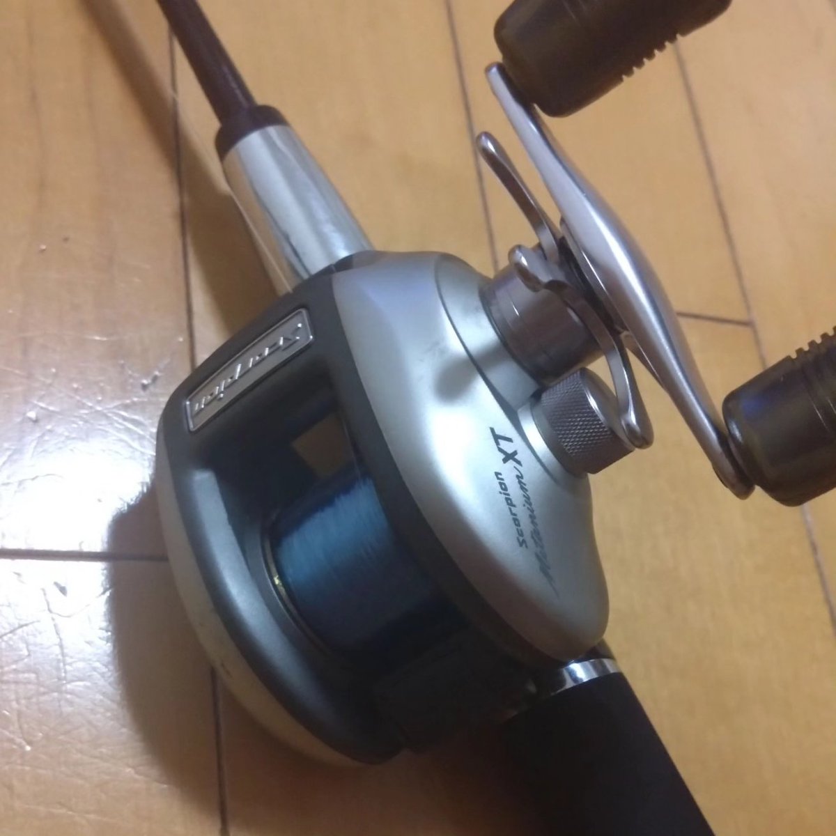 yuri_bass_com's tweet photo. 我が家のオールドスクールタックルに新顔！
銀メタにスコーピオンXTをタックルベリーで購入しました。
もう一方は小中のときくらいからずーっと持ってるDAIWAのプロキャスターX＆エンブレムXとトライフォースZのロッド＆リール！当時はDAIWA派
#bassfishing #shimano #daiwa #scorpion #metanium https://t.co/awYGnpODBO