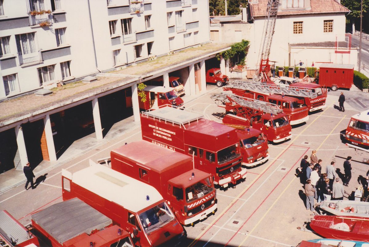 J-7️⃣ : Créer des vocations, faire rêver les enfants et partager notre passion est un plaisir. Ce week-end venez nous voir lors des portes ouvertes à la caserne des sapeurs-pompiers de Besançon Centre.  
#PompiersBesançon500ans
#Histoire
#Besançon
#SDIS25
