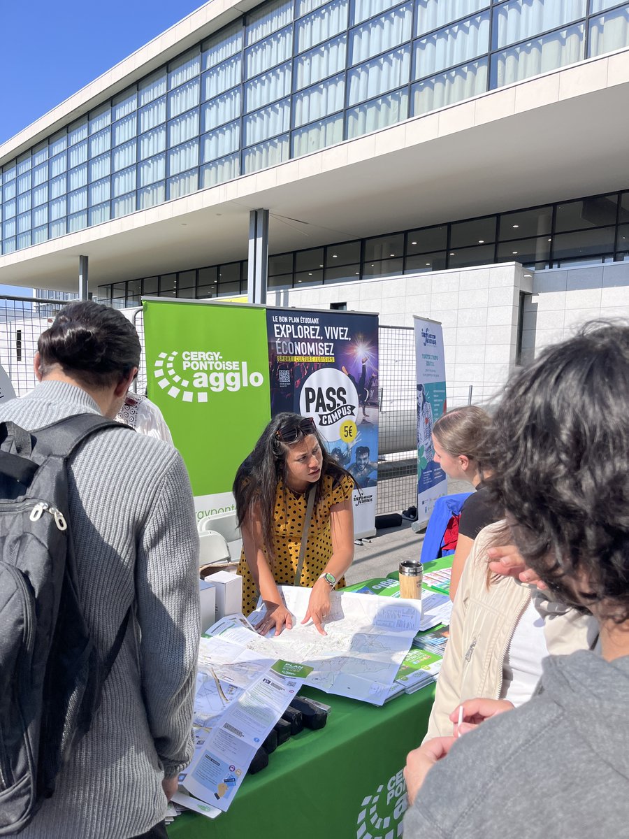 CergyPontoise95's tweet photo. L'agglo à la rencontre des étudiants pour #CY on board !👋 Un moment important pour accueillir les étudiants et leur faire découvrir les services proposés par l'agglo comme le #PassCampus ou la carte interactive dédiée à la vie étudiante.✨🙌
➕d'infos👇
https://t.co/8gluASYLim https://t.co/6Tj3y6jhEI