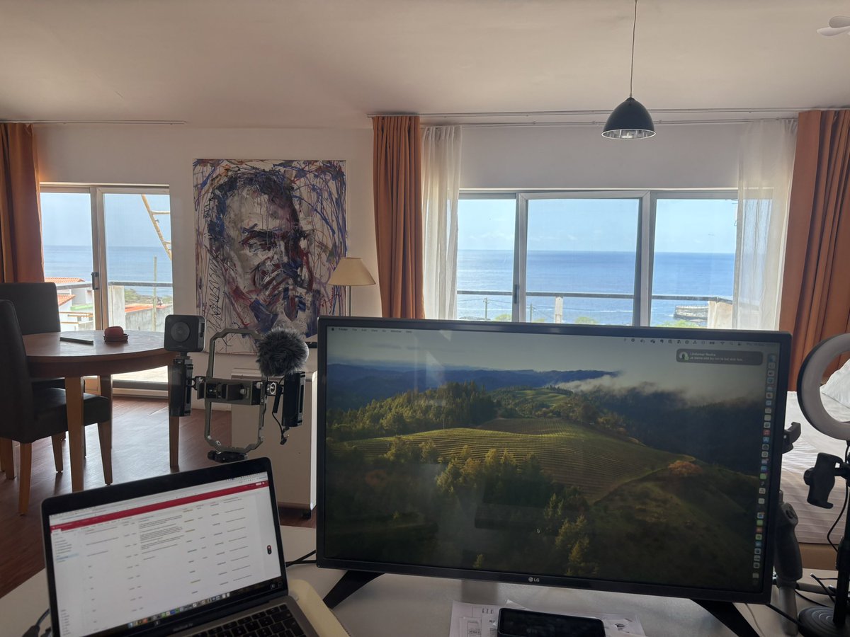 lindapeixoto's tweet photo. 🌊 A criatividade flui melhor quando o cenário inspira 💻✨  

Entre o poeta, o mar e a tecnologia, criando novas ideias e soluções para o futuro. 🌍 

#Inovação #Criatividade #Tecnologia #VistaPerfeita #Pagali #CaboVerde #Liderança"
#Pagali #TechLife #VistaInspiradora #MarETecnologia #CriandoFuturo #Empreendedorismo #AI #Fintech