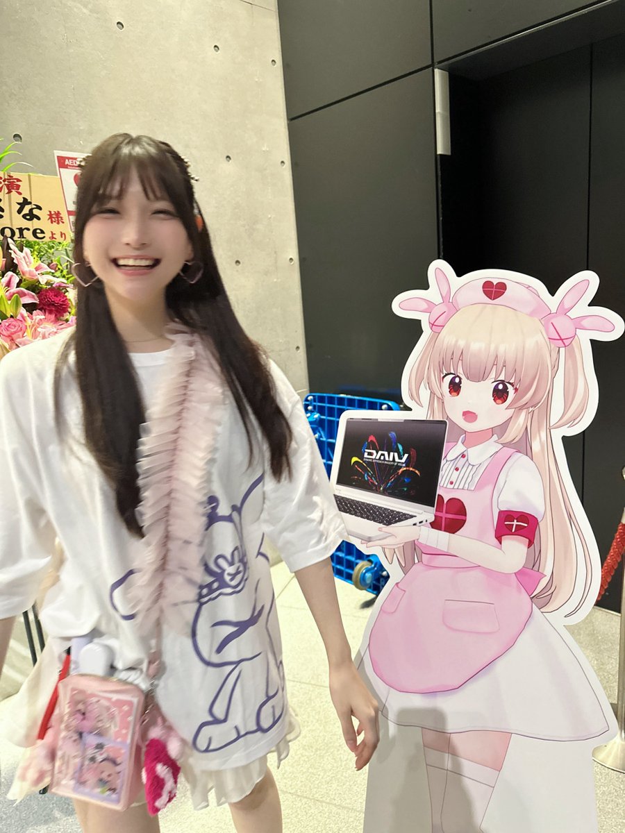 ずっとずっと大好きな名取さなちゃんの1st Live🪩🪄
いつも最高を更新してくれてありがとう
終わってからも余韻で何度も泣いてしまった🥹

名取もバンドの皆さんもスタッフさんもせんせえたちもみーーーーーーんなお疲れ様！心からありがとうございます！！！！！

人生初痛バと手作りのストラップとつめ！🩷

 #名取さな1stLive