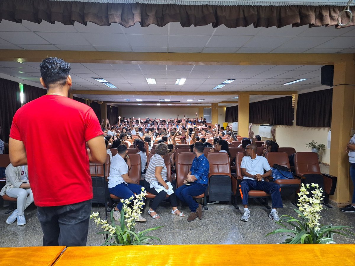 feucm_may's tweet photo. 💫Maravilloso encuentro tuvo el secretariado de la #FEUCMMay con los estudiantes de nuevo ingreso
#SomosFEU
#VamosPorMás
#GalenosDe ♥️ https://t.co/ZSaPGJklou