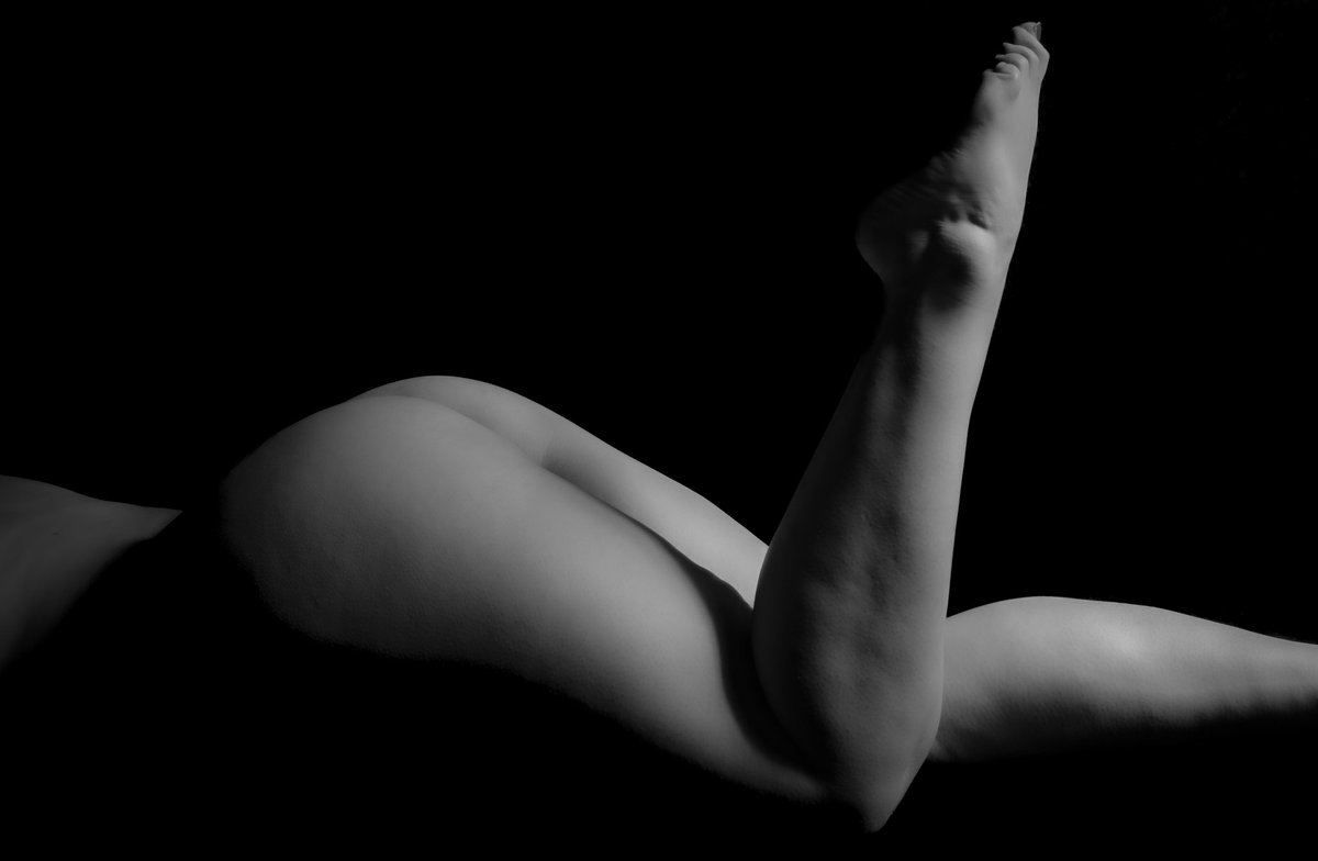 #nakedthursday saw me at the studio posing for my Husband. He wanted to take #photographs so he could practise #bodyscaping - I'm actually happy with his captures so decided to share!

#PhotographyIsArt #nudeart #bum #legs #nudeart #blackandwhitephotography #loveyourcurves #art