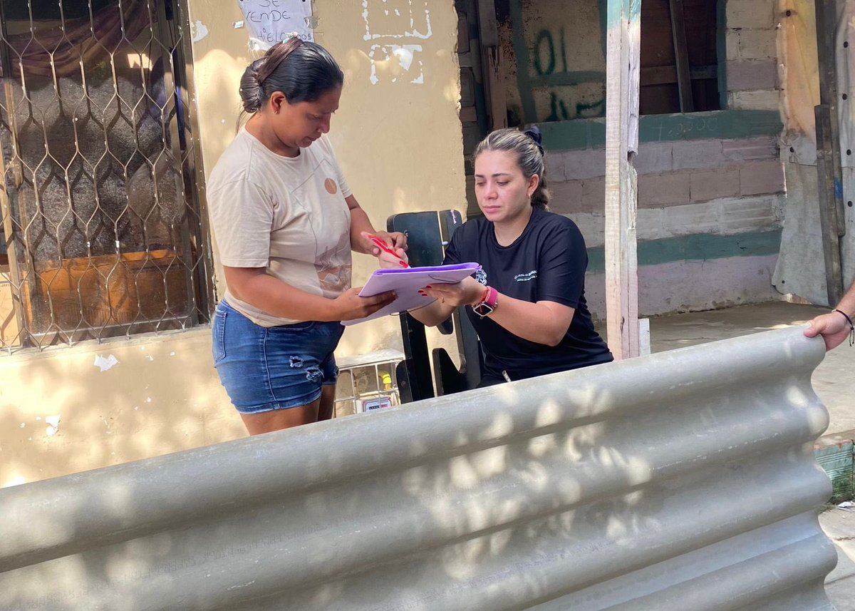 alcaldiabquilla's tweet photo. Con declaratoria de calamidad pública el alcalde @AlejandroChar coordina acciones con Gobierno nacional para seguir atendiendo la emergencia🚨⛈️

Continuamos entregando ayudas humanitarias a familias afectadas por el evento climático del pasado lunes. https://t.co/TLAKVexTBE