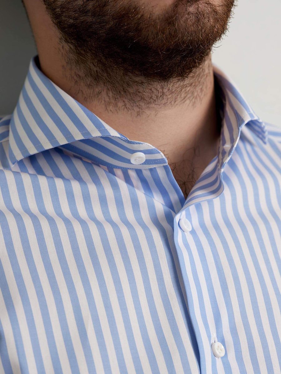 tieapart's tweet image. Eleganza senza tempo in una camicia a righe azzurre e bianche firmata Càrrel. ✨ Collo aperto per un look disinvolto e raffinato. Scopri i nuovi arrivi su Tieapart e aggiorna il tuo stile! 👔
#modauomo #camicieitaliane #carrel #mensfashion #madeinitaly #tieapart