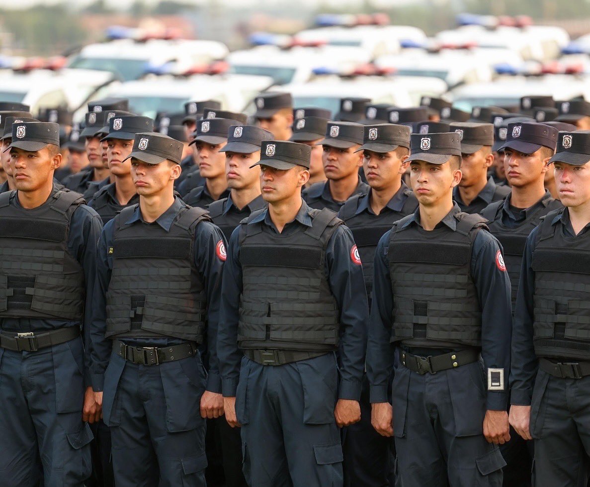 SantiPenap's tweet photo. No vamos a escatimar esfuerzos para combatir a los delincuentes, estamos determinados a ir hasta el final. Porque la seguridad es una causa nacional fortalecemos nuestra Policía Nacional con 250 patrulleras, 100 motocicletas y 1500 chalecos antibalas, una entrega que forma parte de las muchas acciones que vamos a tomar hasta lograr un país donde cada paraguayo se sienta más seguro. Ese es nuestro firme compromiso.
#ParaguaySeguro